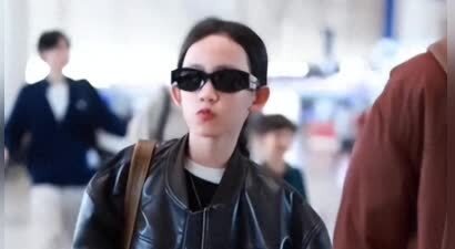 黄磊二女儿现身机场星味十足，皮衣微喇裤、机车包，俏皮又sense