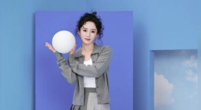 杨幂穿灰短裙卷发造型活泼似少女