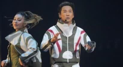 杜德伟香港演唱会众亲友捧场，9岁儿子也在一脸兴奋，长相随母亲