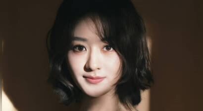 赵丽颖浅蓝抹胸裙温婉亮相 短发造型尽显优雅韵味