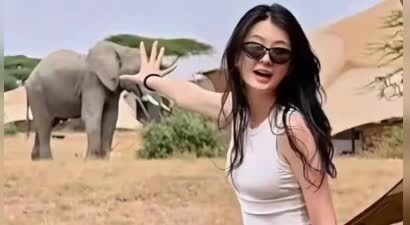 乔欣南非旅游回国，33岁赖柏霖罕见出镜，在豪华泳池带狗狗游泳