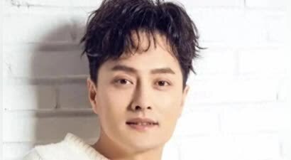 靠《星光大道》爆火，成名后抛弃妻女娶小三的云飞，还能翻身吗