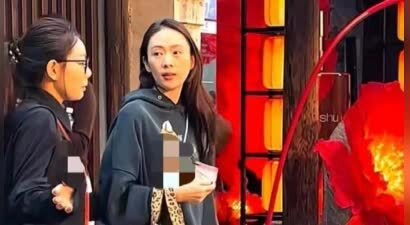 40岁童瑶在乌镇旅游，她的脸部素颜，一头长发飘飘，女神范十足