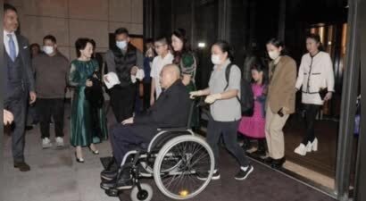 刘銮雄出席杨受成红宝石婚宴，俩保镖搀扶入场，甘比也在打扮精致