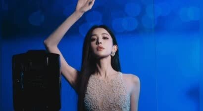 娜扎金色修身长裙造型，时尚华丽又耀眼