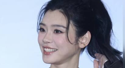 奚梦瑶出席活动秀纤细美腿 超模气场全开状态佳