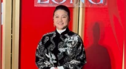 59岁刘嘉玲52岁颜丙燕同框，一个性感一个脸肿，皮相骨相区别明显