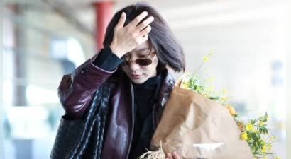 王珞丹现身北京机场 手捧花束笑容灿烂