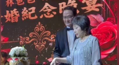 林心如为父母大庆金婚，霍建华拘谨现身，20年破镜重圆弥补遗憾