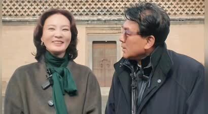 71岁朱时茂罕见露面，和刘芳菲现身山西，头发乌黑但头顶却秃了！