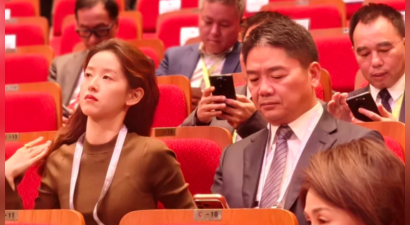 刘强东搀扶章泽天，女方态度冷淡疑似冷战，像极黄晓明给杨颖提裙