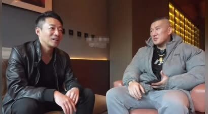 汪小菲陪台湾馆长逛北京，喝豆汁吃烤鸭臭豆腐，一句话暴露涵养