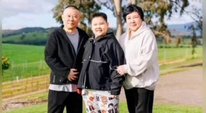 郭德纲携妻儿澳洲度假 夫妻挽着小儿子合影其乐融融