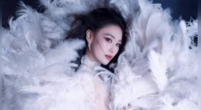 张馨予穿25斤礼服被誉红毯“定海神针” 妩媚气韵惊艳全场