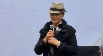 70岁潘虹现身活动，穿风衣戴礼帽精致优雅，比年轻人都洋气！