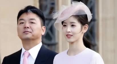 章泽天刘强东合体！女方身体躲避男方眉头紧皱，网友感叹貌合神离