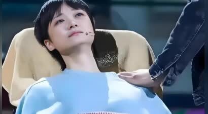 李宇春含泪告白，强直性脊柱炎折磨，轮椅度日仍坚持演唱