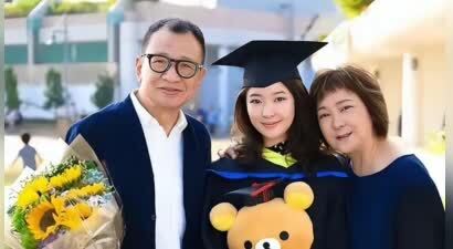 萧正楠忆述与许绍雄相处点滴，遗憾没有与孩子拍合照，黄翠如哽咽