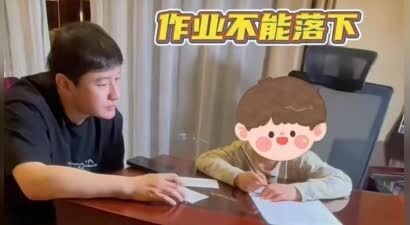 杨颖送8岁儿子去剧组找爸爸，黄晓明陪孩子写作业，一细节被质疑摆拍