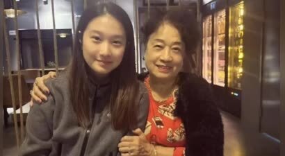 马伊琍大女儿晒和外婆合照，17岁爱马素颜出镜，长相酷似爸爸