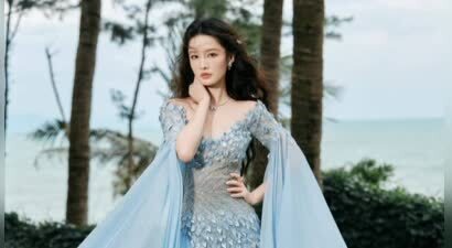 李沁蓝色礼裙搭配卷发，气质优雅