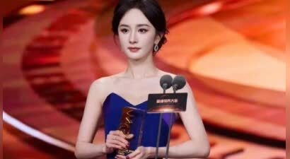 出道35年，杨幂获年度女演员，房主任搂其为女儿录视频：本人太美了，我差点晕过去