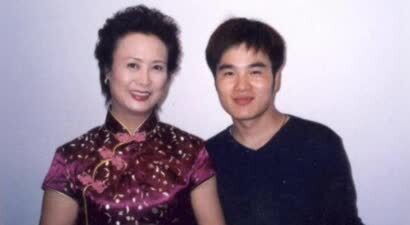 柏寒的儿子13年前被托付给海清，曾经暴瘦到70斤，如今早已活出新天地