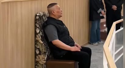 郭德纲视察上海分社，他穿棉马甲、王惠穿短袖，脖子都胖出两层褶