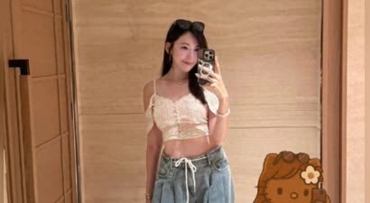 51岁林志颖携妻出席活动！陈若仪穿粉色旗袍秀大长腿，狂拍单人照