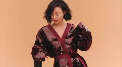 惠英红酒红长裙优雅绽放，手持红花展现窈窕气质