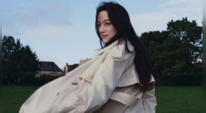 汤唯草地随拍治愈力满分 风衣造型舒展自在传递温柔力量