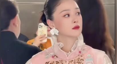 上海这一天，蒋欣穿粉色套装显土气，惠英红气场2米8，胡杏儿造型油腻