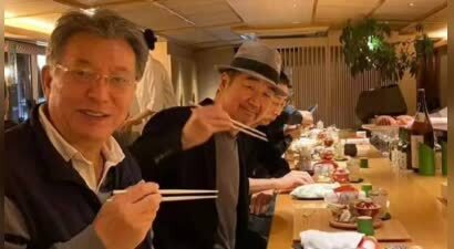 70岁张国立携妻子与友人聚餐，头顶白发老态明显，邓婕气质优雅