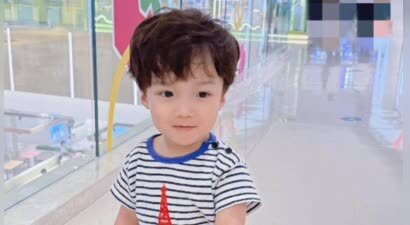 苏炳添陪家人被偶遇，背影男友力满满，妻子生仨娃还是小女孩模样