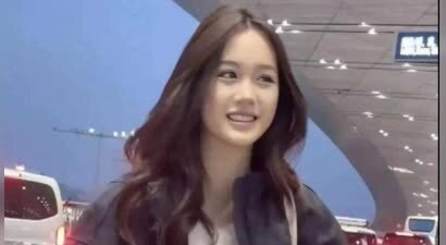 钟丽缇两女儿同框机场：15岁考拉身高超170，姐妹同框谁更吸睛？