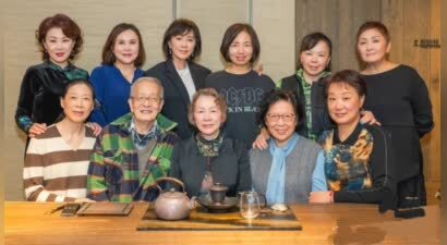 刘嘉玲参加50周年同学会，穿黑色西服套装简单大方，79岁妈妈打扮贵气