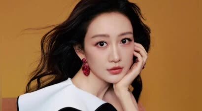 王鸥优雅展露曼妙身姿，透视渔网裙勾勒性感曲线