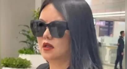 李湘“座山雕”身材被模仿，被问感受后晒旧照，瘪嘴翻白眼引热议