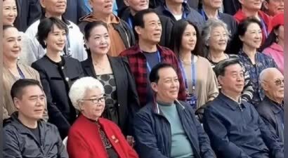 南京这一天，唐国强张丰毅都只能站旁边，C位级别太高，所有人都服