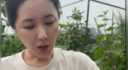 49岁曾黎回老家种地！法令纹明显，脸部皱纹清晰可见，跟农妇没啥区别