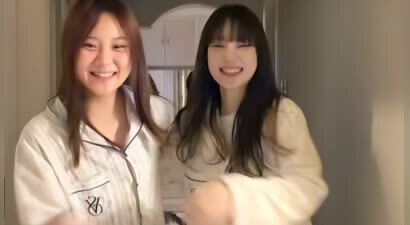 李小璐与女儿同框，辣妈齐刘海好少女，13岁甜馨比妈妈高半个头