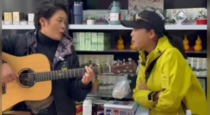 田震与歌迷淄博大燕儿的双向奔赴！田震送定制吉他，大燕儿回赠琉璃葫芦