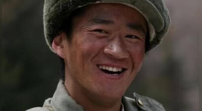 知名演员无戏可接，回乡摆摊卖炒面，张颂文一句话道尽内娱实情