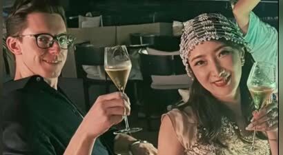 陈赫前妻在沙特庆生，39岁许婧穿露背装好辣，外籍老公185有胸肌