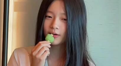 大S离世8个月，玥儿再现妈妈的经典动作，长发模样好漂亮