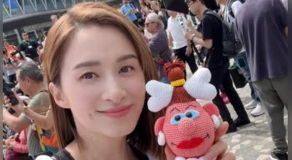 香港知名女星否认退出娱乐圈，嫁入豪门减少工作，从头美到脚趾