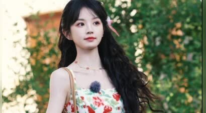 田曦薇化身森系少女，碎花长裙搭配浪漫卷发甜度满分