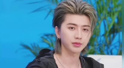 蔡徐坤被曝大瓜，直播间状态尴尬，粉丝直呼心疼！