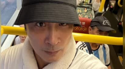 63岁吴镇宇刷老年卡坐公交，被司机当场质疑年龄