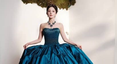 杨幂深蓝抹胸裙高贵优雅，女王范十足